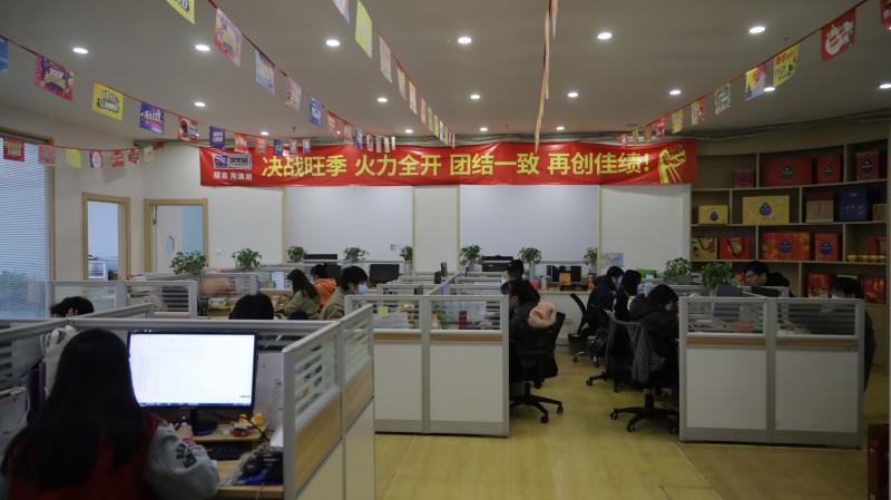 ▲為了備戰(zhàn)今年的拼多多“年貨節(jié)”，海文銘團(tuán)隊從運營、生產(chǎn)到物流都做了充分準(zhǔn)備。（攝影 潘媛）.jpg