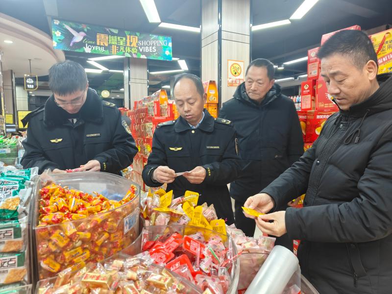 安徽省涇縣黃村鎮(zhèn)開(kāi)展春節(jié)前食品安全檢查 全力守護(hù)“舌尖上的安全”_黃村檢查照片.jpg_de6190eb4fde4397b8d610b880919fdd.jpg