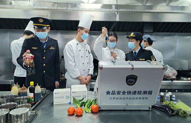 江西于都：食品安全檢查 護(hù)航“舌尖上”的春節(jié)_江西于都：食品安全檢查 護(hù)航“舌尖上”的春節(jié) (1).jpg_854c92a9799e47d2847abd57d9c3e44e.jpg