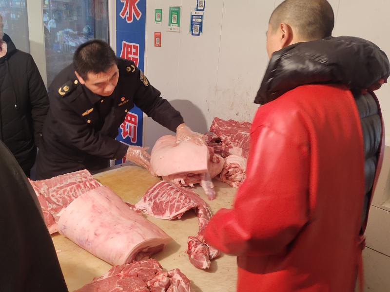 凌晨行動(dòng)！保定市滿城區(qū)市場(chǎng)監(jiān)督管理局夜查生鮮肉市場(chǎng)_執(zhí)法人員正在檢查生鮮肉.jpg_815dddbdf0c24698aa6c6c627f218c35.jpg