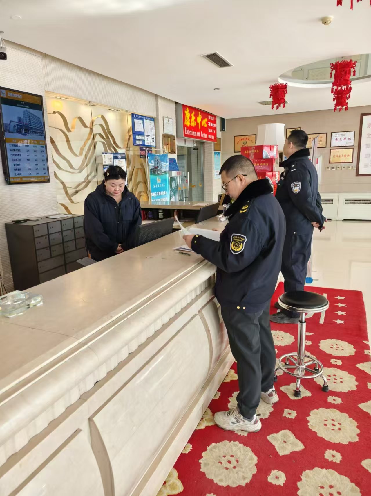 蔚縣市場(chǎng)監(jiān)督管理局聯(lián)合縣公安局開展旅館業(yè)價(jià)格專項(xiàng)檢查 為春節(jié)?！皟r(jià)”護(hù)航_微信圖片_20250122151546.jpg_9e9f38bad1d04d6c96440cb05767186b.jpg