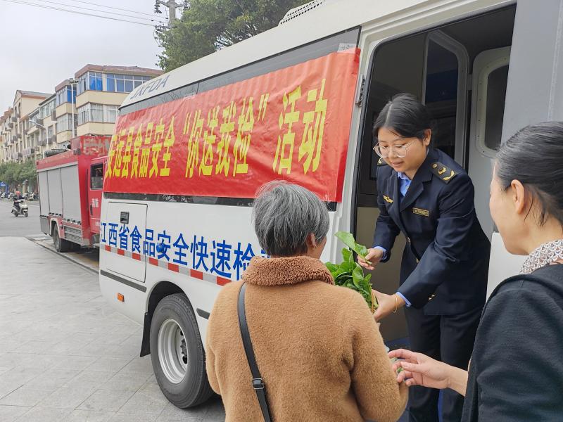 安遠縣市場監(jiān)督管理局開展“你送我檢”食品安全快速檢測活動_活動圖片1_6b83369f973140e0bf4b1a22f6f7b7a5 (1).jpg