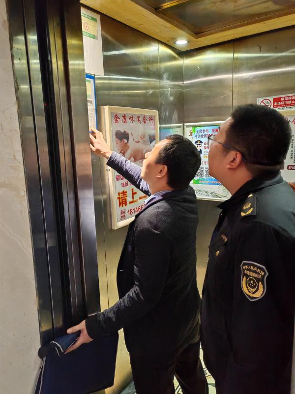 江西省贛州市南康區(qū)市場(chǎng)監(jiān)管局：“梯”檢護(hù)航 助力南康春季家具訂購(gòu)節(jié)_對(duì)住宿場(chǎng)所進(jìn)行電梯安全檢查_ff13b41330114347aa6c8d54056c2fc3.jpg