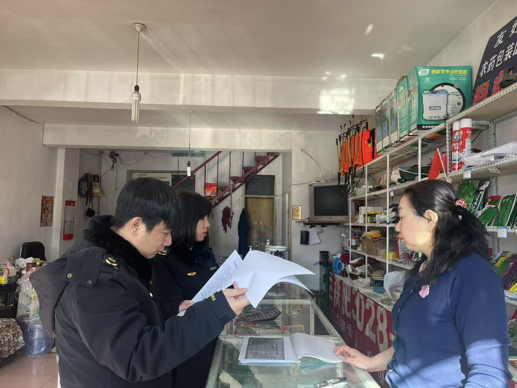 伊春市市場(chǎng)監(jiān)管局友好分局：農(nóng)資打假在行動(dòng) 護(hù)航春耕守糧安_21b0b14d14603ecdc2dbd5da9da3eb4.jpg_0e71e8bc37394961a6ae1849c8c3479b.jpg